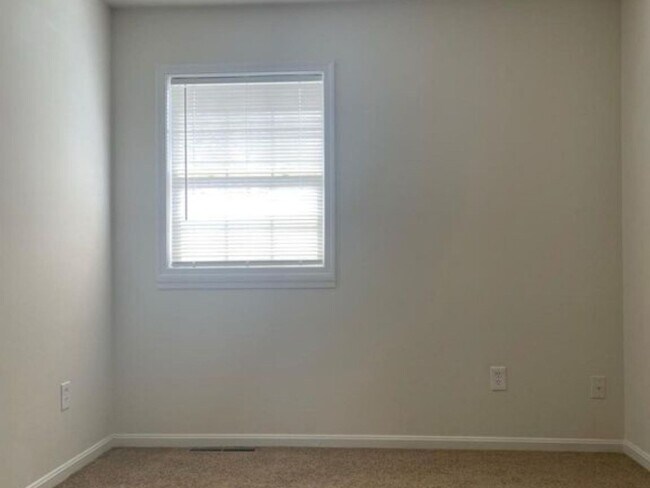 Building Photo - 3 Bedroom Townhome in Lexington Park