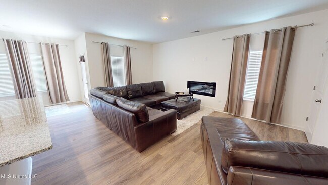 Foto del edificio - 2427 Hyacinth Ln