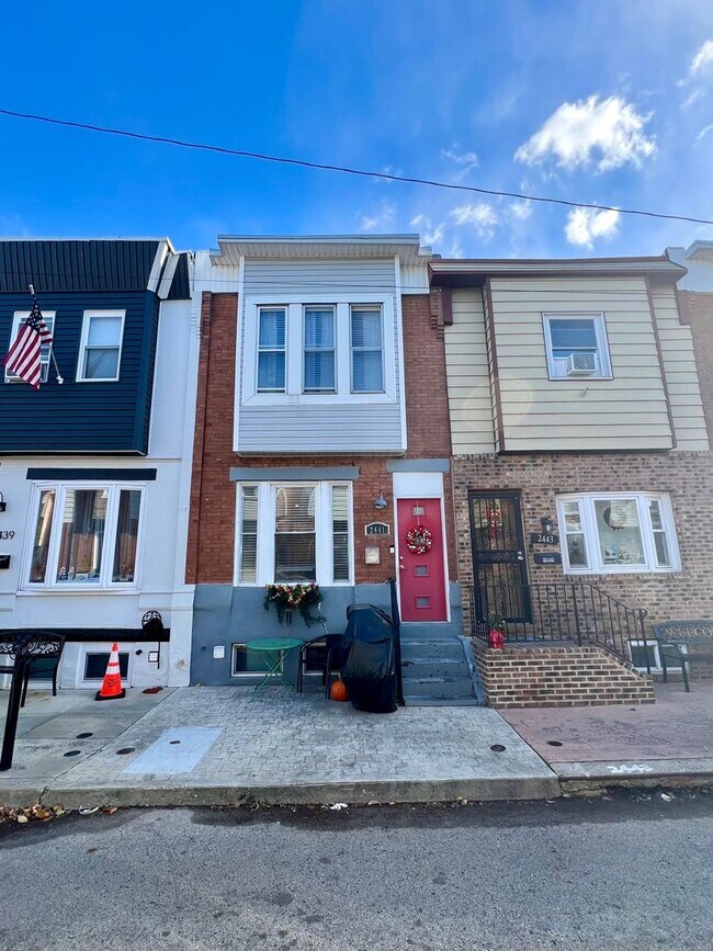Building Photo - Gorgeous 3-Bedroom Townhome in South Phila...
