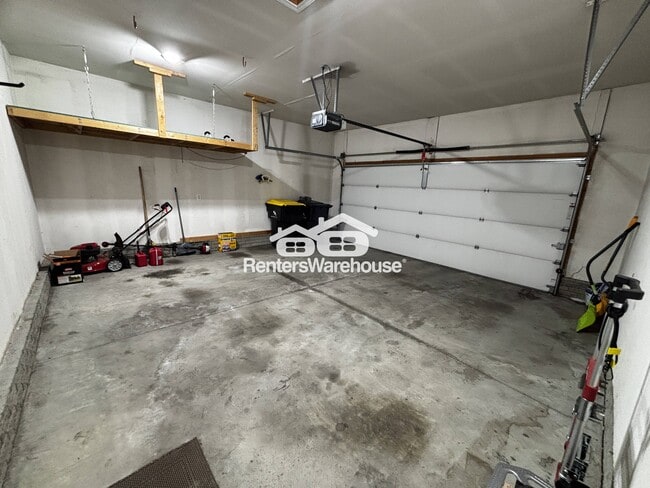 Building Photo - 330 NE Cardinal Ln