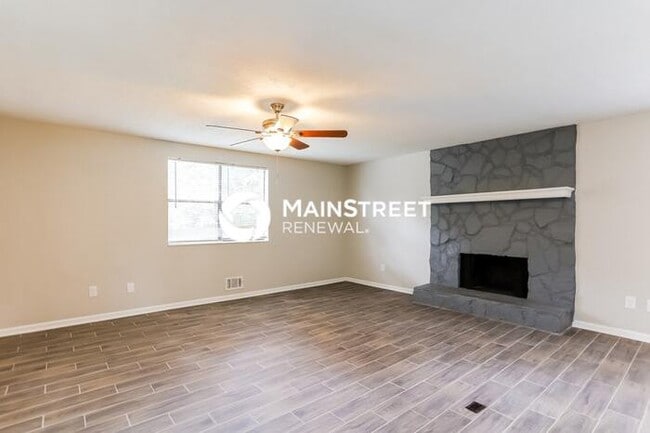 Building Photo - 3 Bedroom Pet-Friendly Home in Douglasville, GA with Main Street Renewal