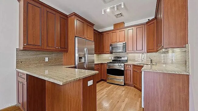 Kitchen - 852 E 7th St