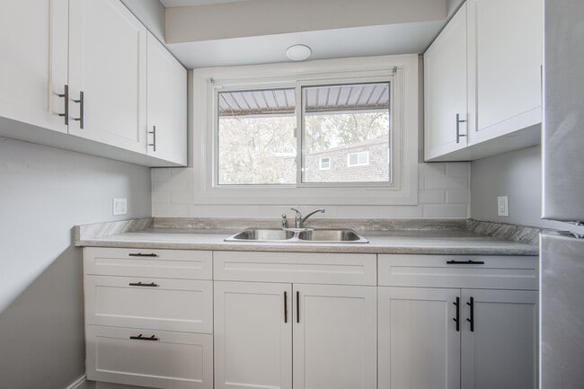 Building Photo - 3 Bed / 1 Bath in Chatham – $1,849 + Utilities/month + Parking Included