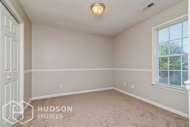 Building Photo - AVAILABLE NOW! - 4457 Old Wood Court, Kern...