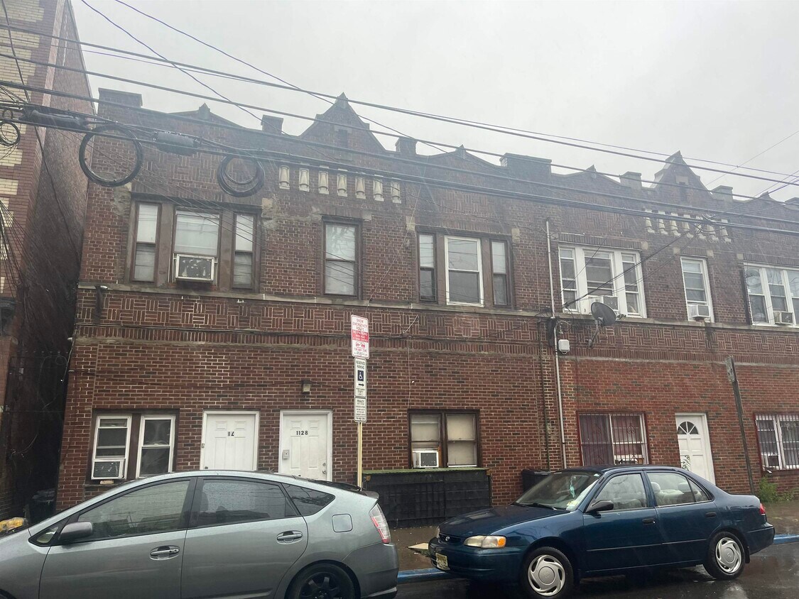 Primary Photo - 1128 Summit Ave