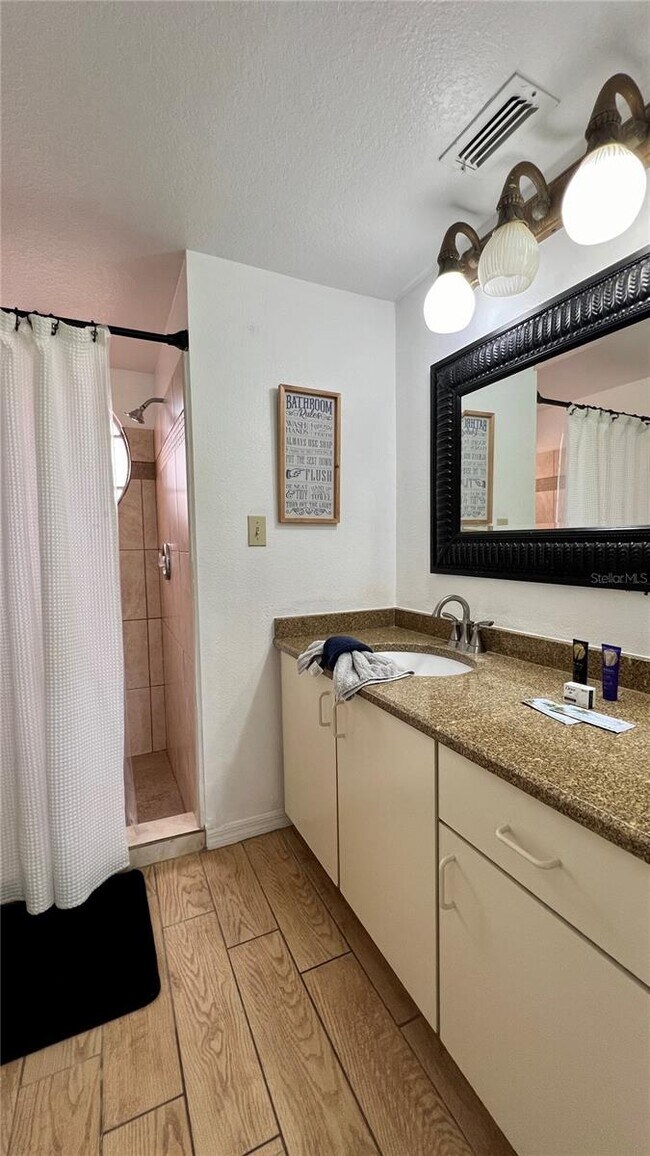 Foto del edificio - 2444 Sweetwater Club Cir