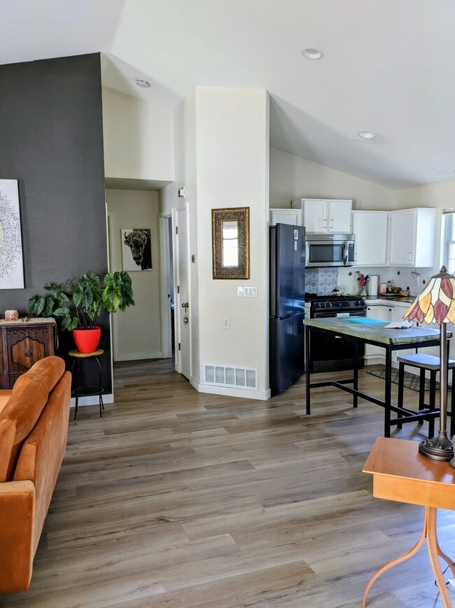 Building Photo - 2060 Stoney Hill Ct