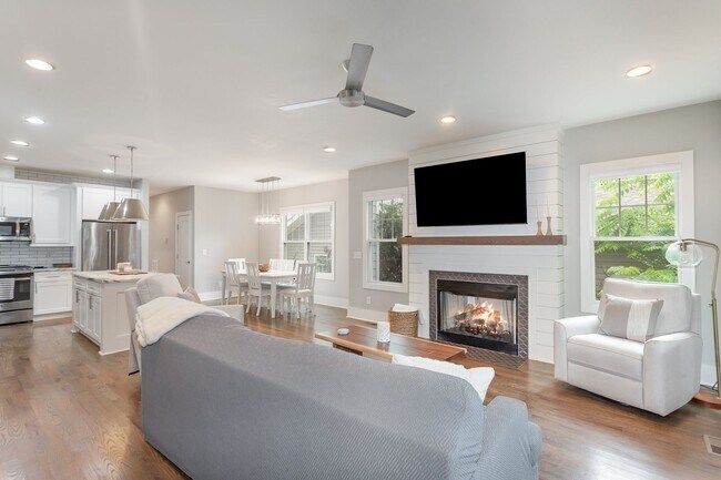Foto del edificio - FURNISHED 3 Bedroom 3 Full Bath Home Now A...