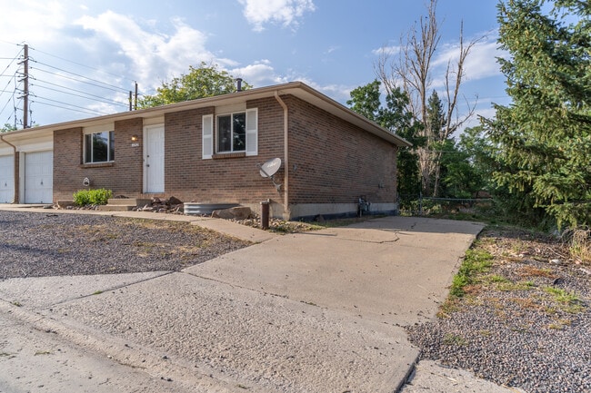 Building Photo - 1252 Quaker St