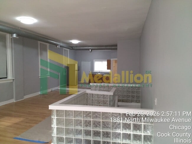 Foto del edificio - Spacious Studio with Hardwood Floors and Stainless Steel Appliances – Prime Milwaukee Ave Location