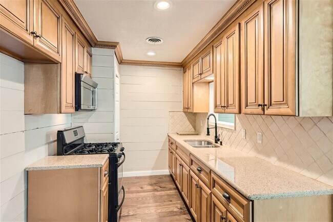 Building Photo - 8017 Briarwood Ln