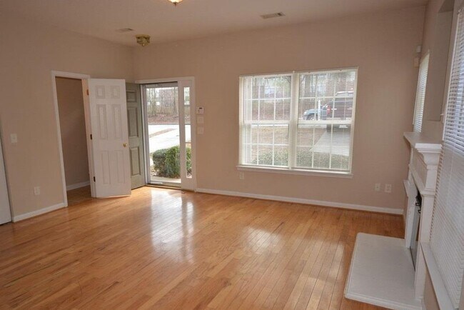 Foto del edificio - Welcome to the BEAUTIFUL, Bright & Sunny! 3 Bedroom / 2.5 Bathroom End Unit Townhome in Riverdale...