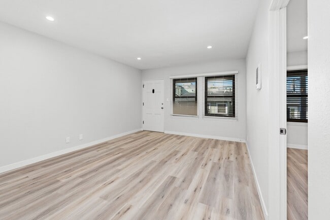 Building Photo - HILLCREST GREAT RENOVATED ONE BEDROOM APARTMENT.