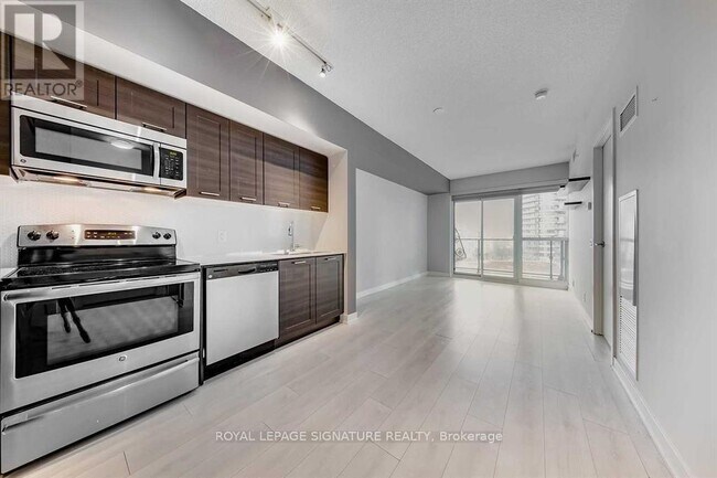 Photo du bâtiment - 2200 Lake Shore Blvd W