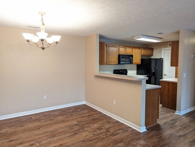 Building Photo - AVAILABLE SOON - Convenient 2 Bed/2 Full Bath Condo in Beavercreek!