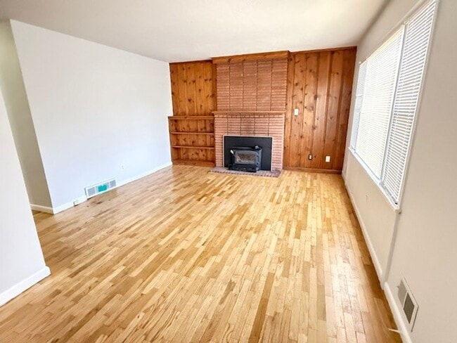 Building Photo - Adorable Cottage in Ivywild!