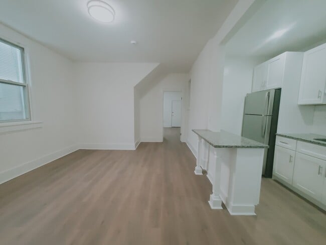 Building Photo - 82 Lindale St