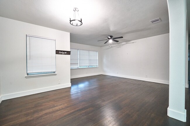 Foto del edificio - 5815 Hornwood Dr