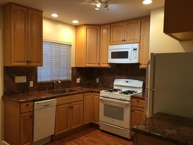 Building Photo - 2050 Park Ave