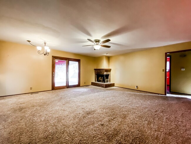 Building Photo - Beautiful 3 Bed 2 Bath Home with Two Car G...