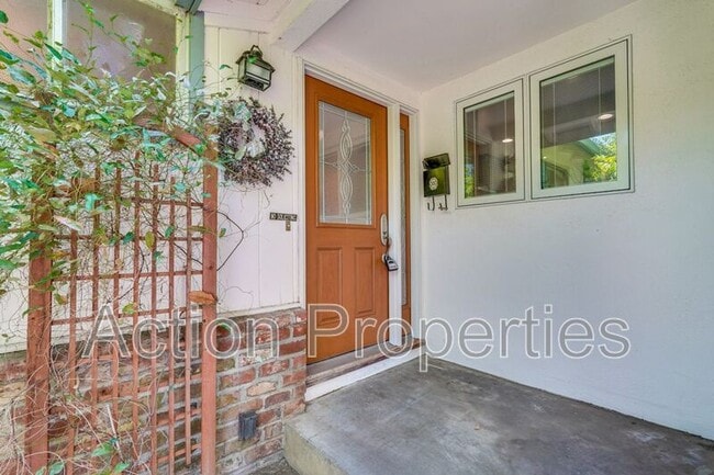 Building Photo - 834 Orange Ave