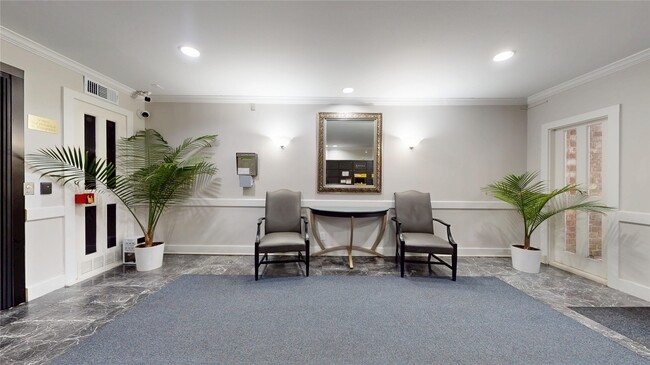 Building Photo - 357 N Post Oak Ln