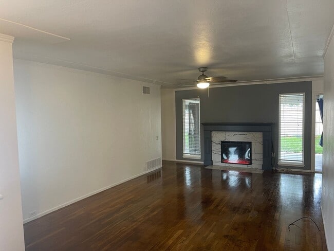Building Photo - Inviting 3 Bedroom/2Bath Home