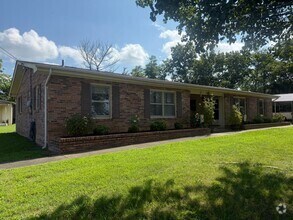 Building Photo - 1121 Woodside Dr
