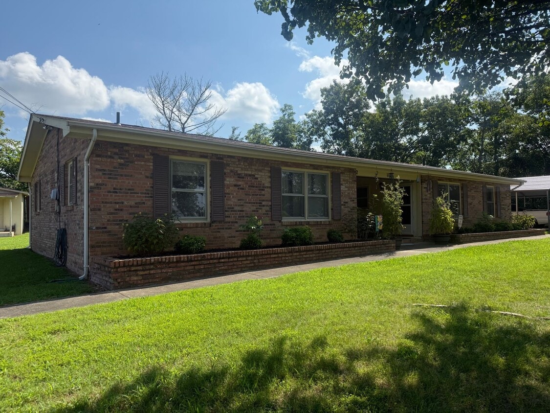 Primary Photo - 1121 Woodside Dr
