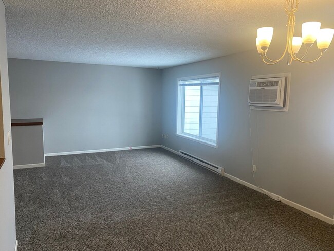 Building Photo - 3 Bedroom 2 bath Twinhome