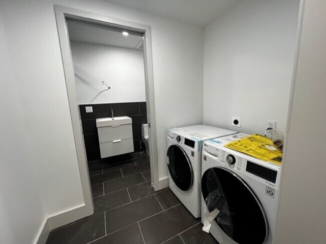 Foto del edificio - BRAND NEW town home in the center of it all