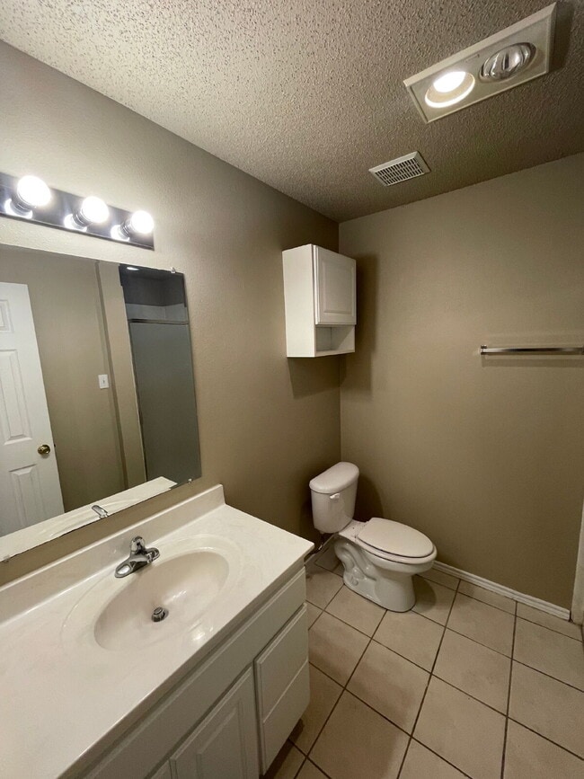 Building Photo - Duplex Located On Cul-De-Sac With A Basement!