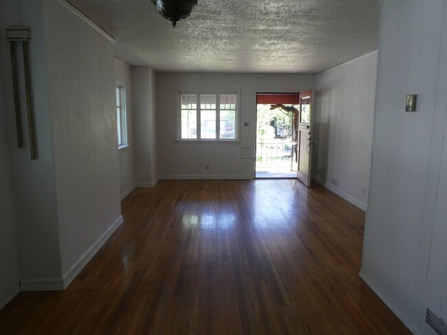 Building Photo - 2150 N Saratoga St