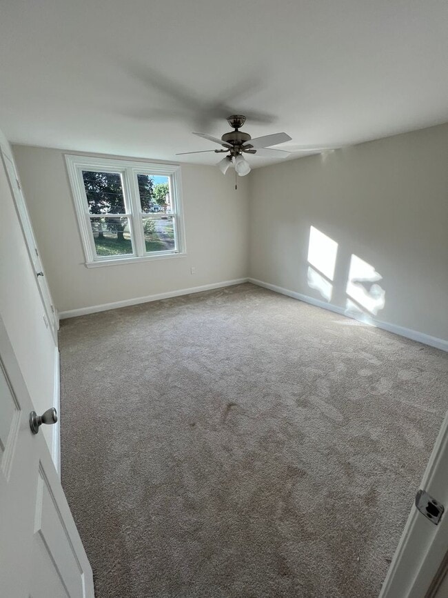 Building Photo - Charming 3-bedroom, 1-bathroom home locate...