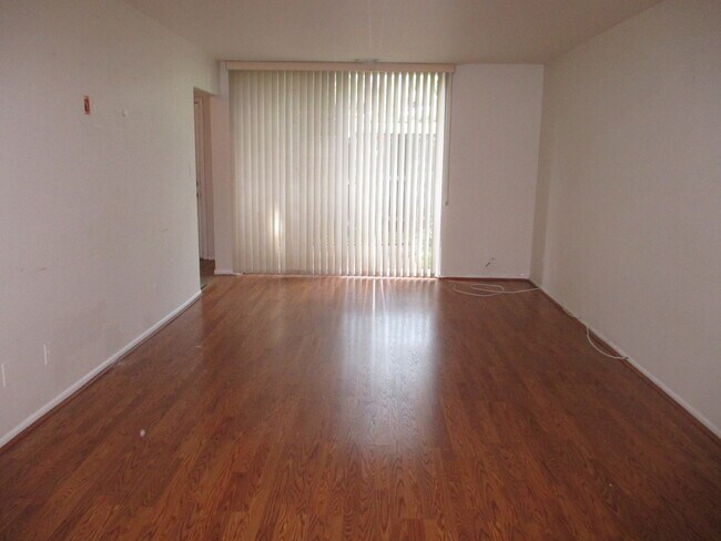 Building Photo - Charming 3 BR/2.5 BA Townhome in Columbia!