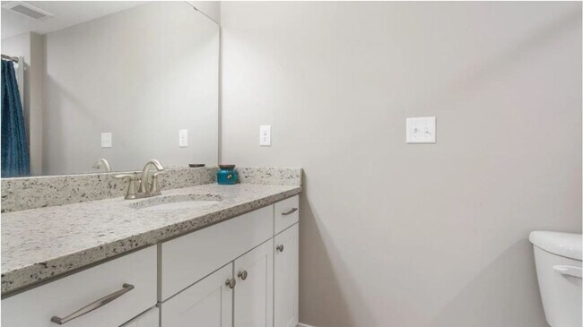 Foto del edificio - Stylish 4-Bedroom Townhome with Modern Fin...