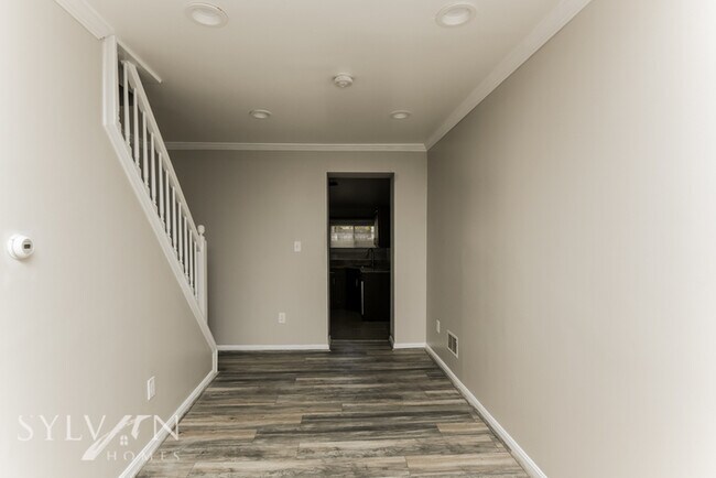 Foto del edificio - Beautiful 2BR 1.5BA Traditional Townhome