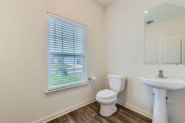 Building Photo - First time rental! move in ready! 15 minut...