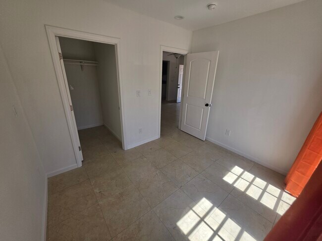 Foto del edificio - 1038 Raymond Ave