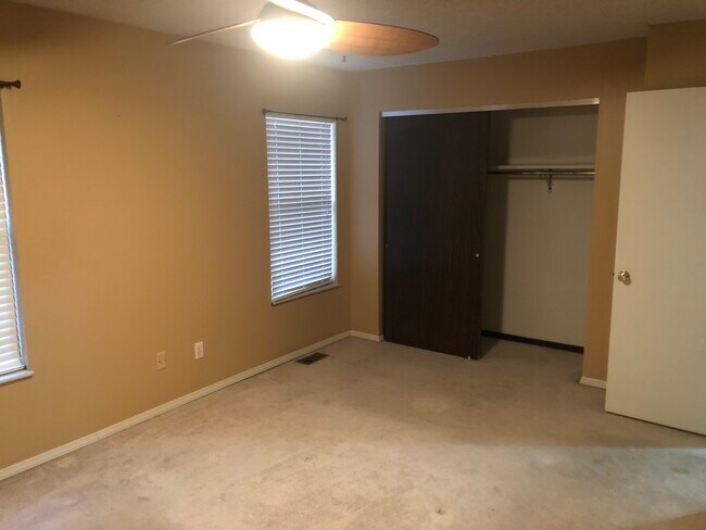 Building Photo - 895 Delray Dr