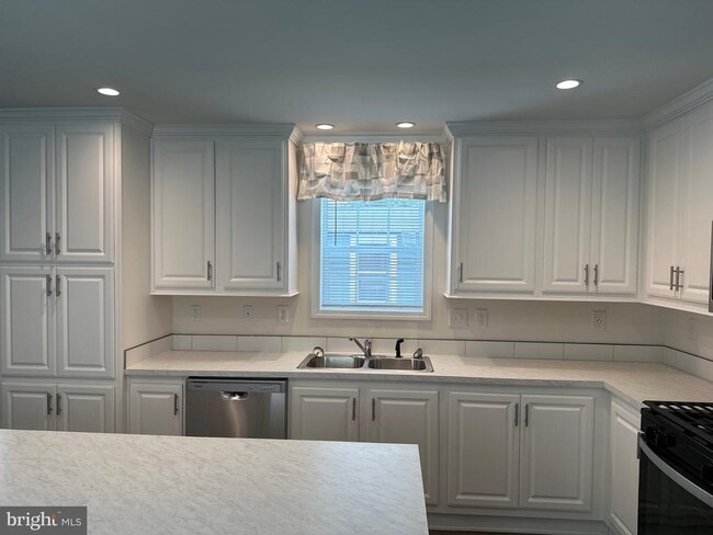 Building Photo - 200 Beechwood Ave