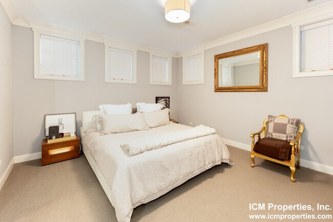 Foto del edificio - 1241 W Oakdale Ave