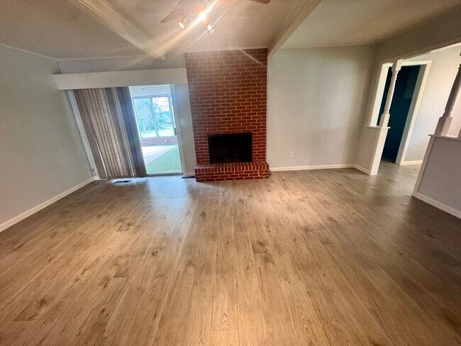 Foto del edificio - Beautiful corner lot. This home is very sp...