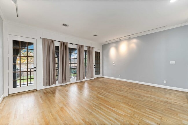 Building Photo - 2002 Fairview St