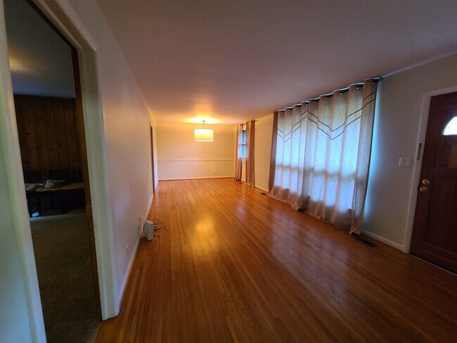 Foto del edificio - 927 Downey Dr