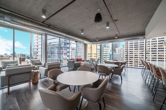 Foto del edificio - 215 W Lake St