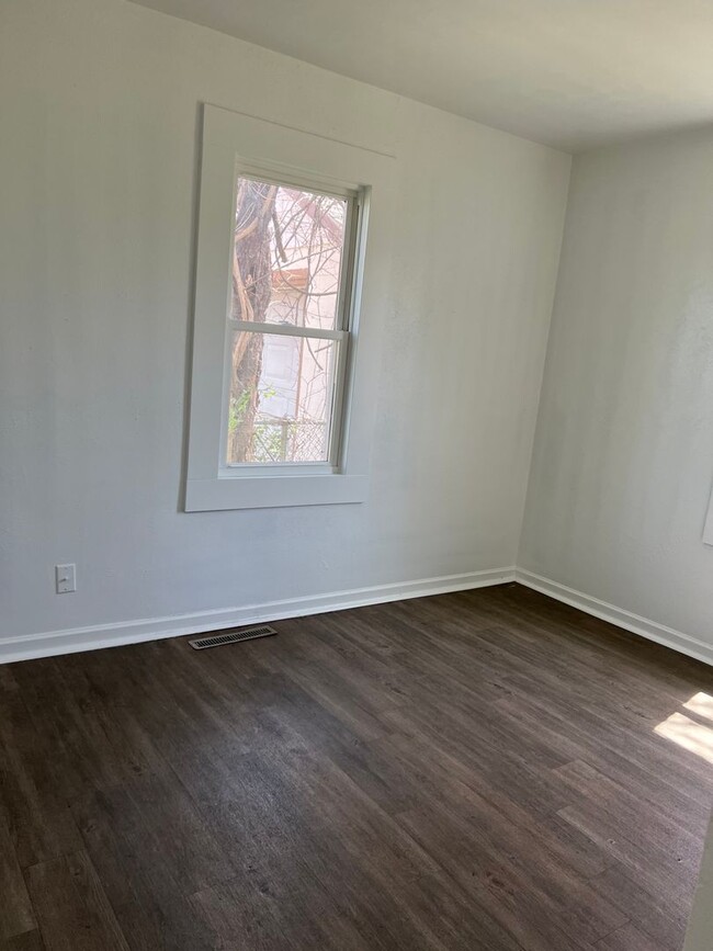 Building Photo - Recently Remodeled 3 bedroom 1 full bathro...