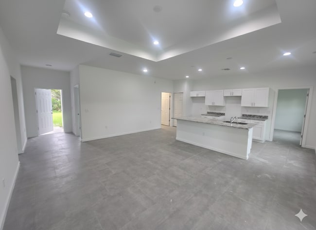 Building Photo - Large 3 Bedroom, 2 Bath + Den