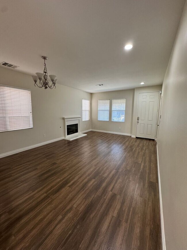 Foto del edificio - Stunning Home in a Desirable Gated Community