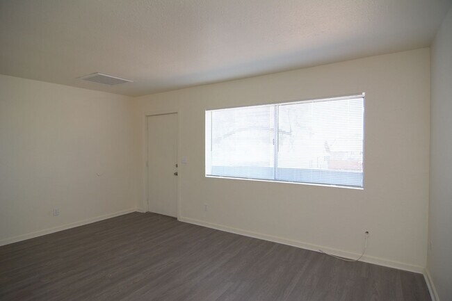 Foto del edificio - Remodeled 3 Bedroom 1 Bath Five-plex! Close to Downtown and the UofA!